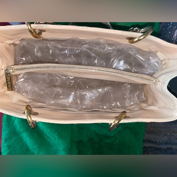 CHANEL Caviar GST (Beige) - Picture 15 of 17